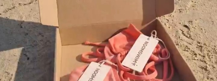 Commande Noom Swim préparée par Bolian Logistics : un carton de bikinis sur la plage
